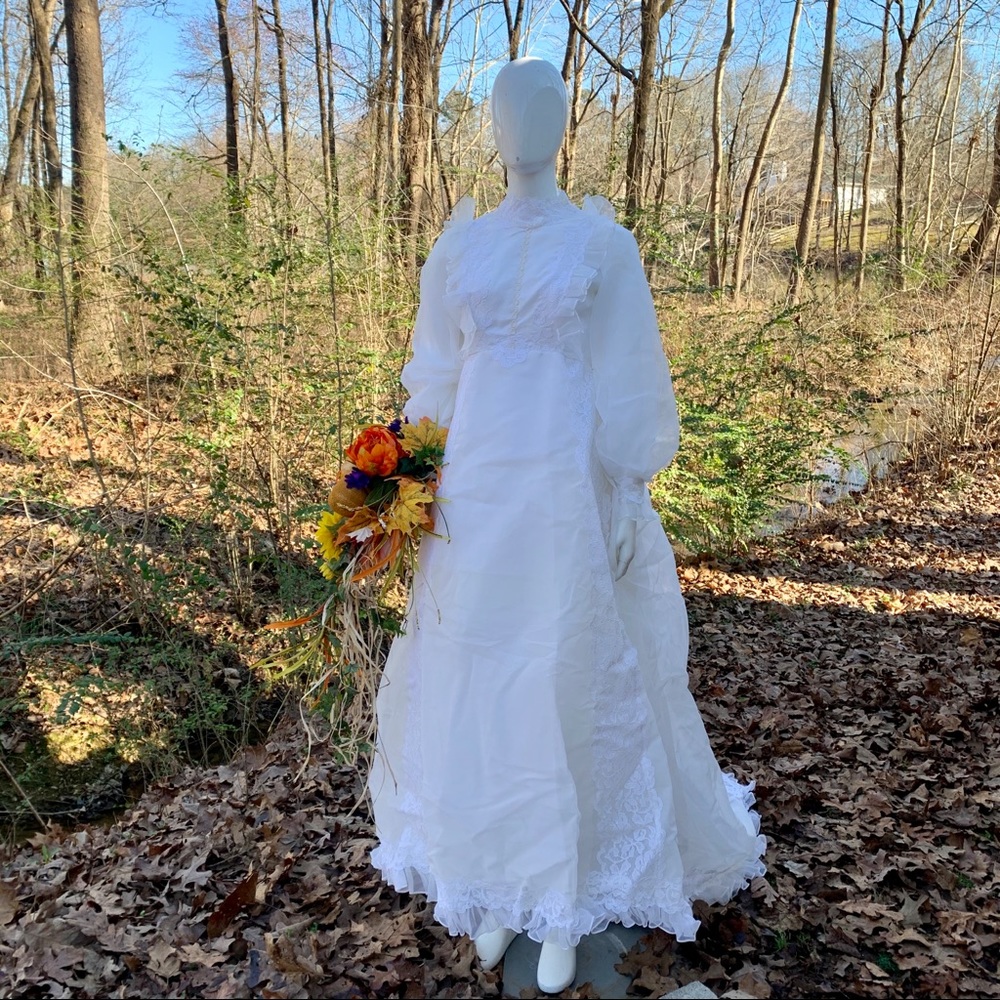 Vintage 1970s Wedding Dress. Approximately size 4.